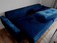Sofa niebieska miękka.