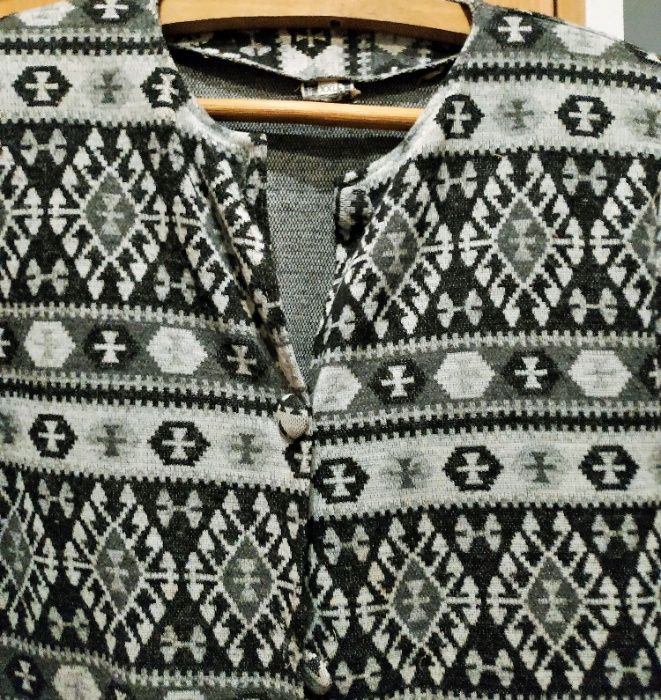 Rozpinany sweter w czarno-białe wzory