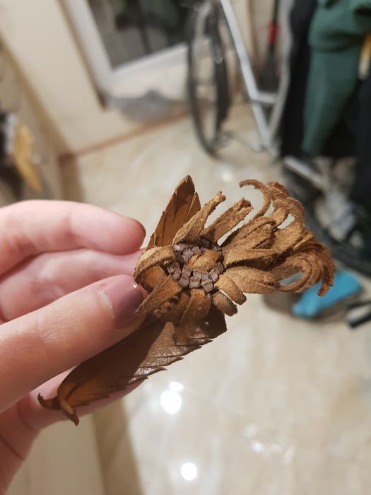 Broszka prl skórzana kwiatek