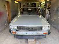 Toyota corolla ke 70 1980 rok tył napęd zarejestrowana jeżdżąca