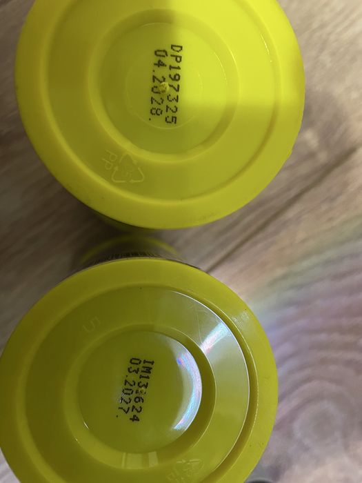 Dwie pudełka pokarmu dla ryb tropical.