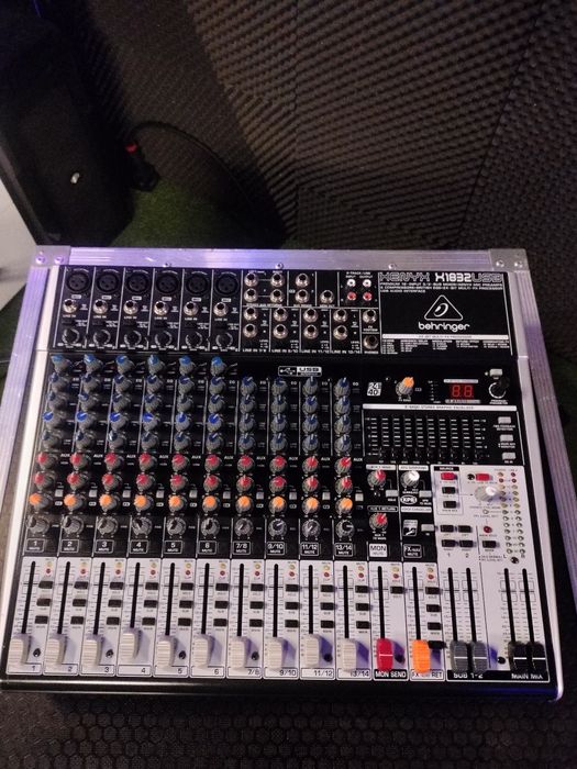 Mixer Behringer Xenyx X1832USB