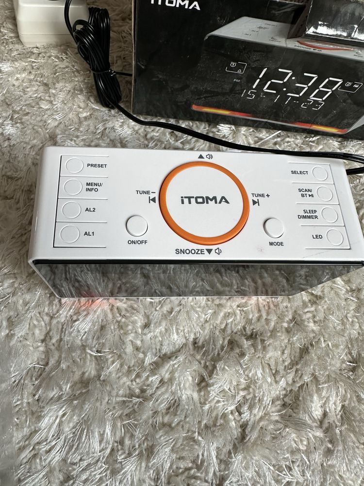iTOMA Budzik Radio DAB i FM z 40 zaprogramowanymi stacjami, ładowarka