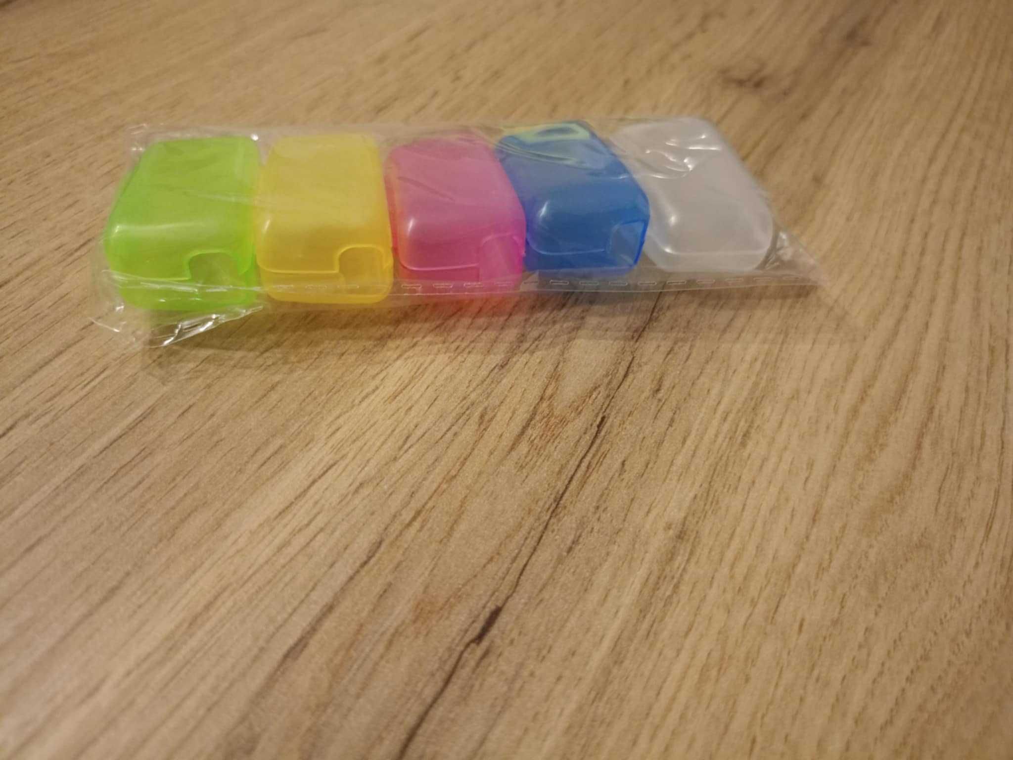 Kolorowe etui na szczoteczki do zębów