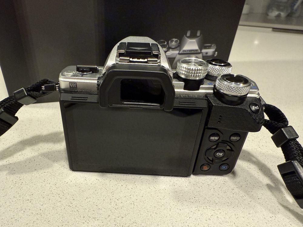 Aparat Olympus OM-D E-M10 Mark II-stan idealny!