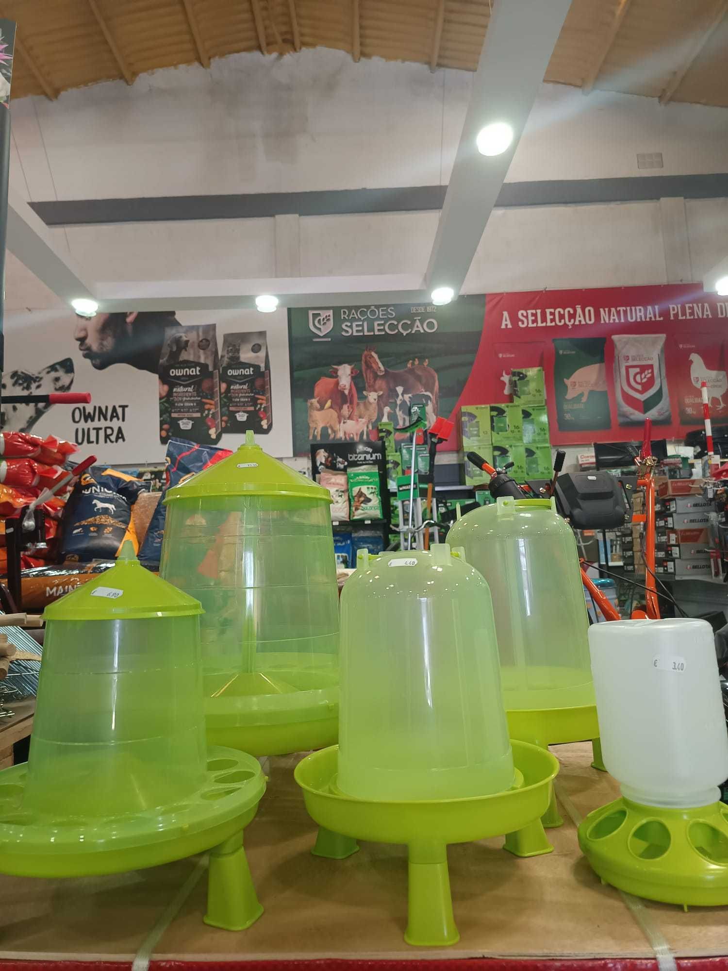 Bebedouro com pés para aves - NOVO!