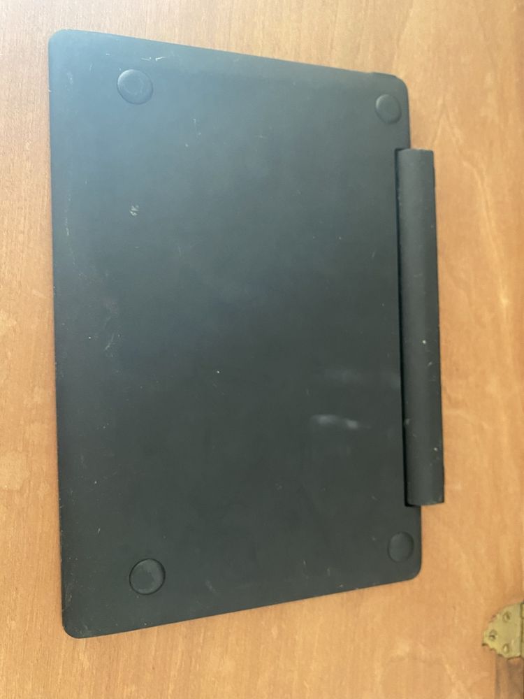 Tablet e teclado para peças