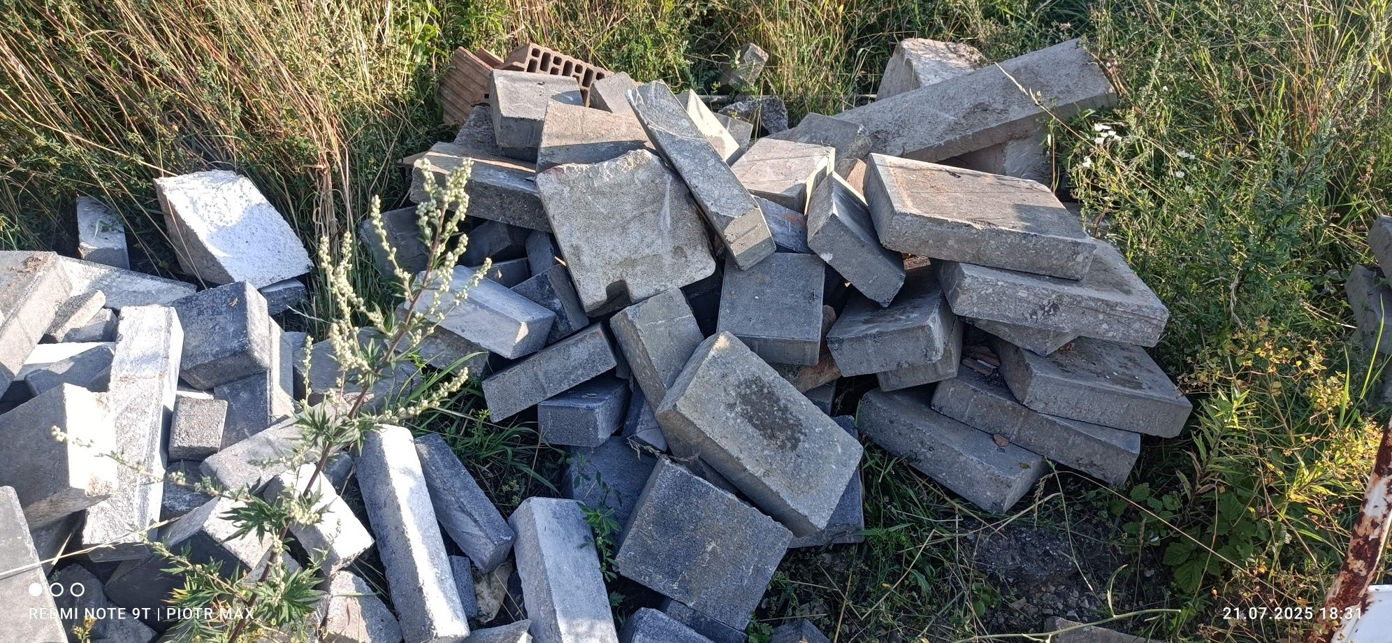 Gruz cementowy z kostek tarasowych i pozostałości z chodnika.