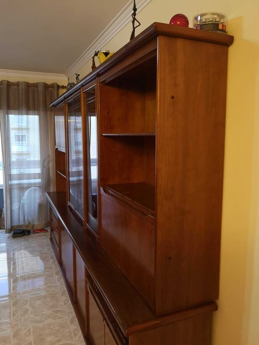 Armario com vitrine e bar