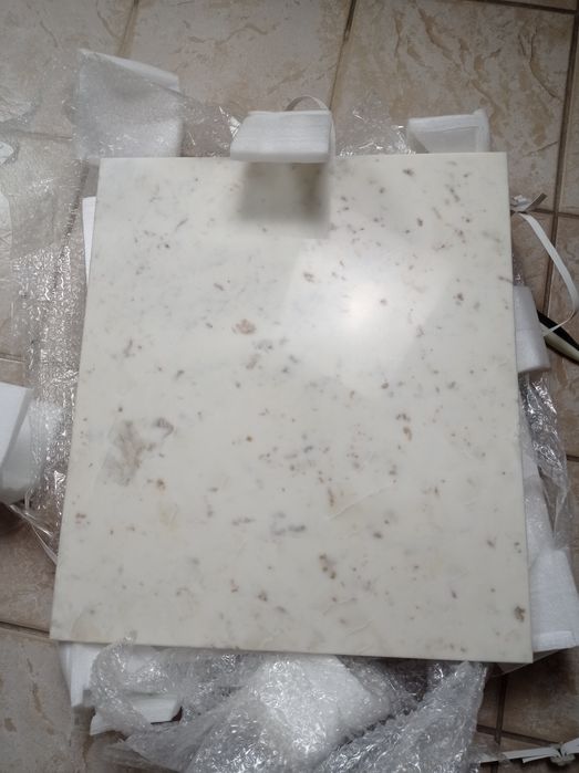 Stolik kawowy - marmur naturalny biały z czarnymi żyłkami.