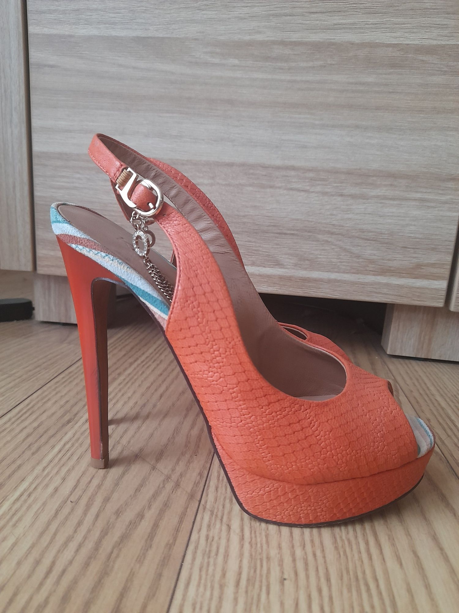 Pomarańczowe szpilki peep toe Kazar