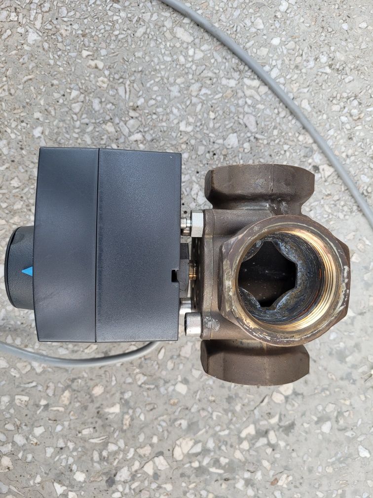 Siłownik zaworu Afriso ARM343 z zaworem 6/4''