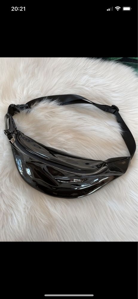 Winylowa nerka czarna sportowa bershka accesories torebka mini