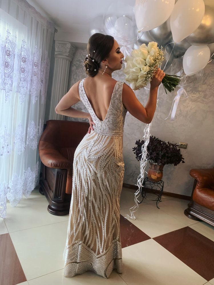 Сукня повністю в стразах, бежева, відкрита спинка