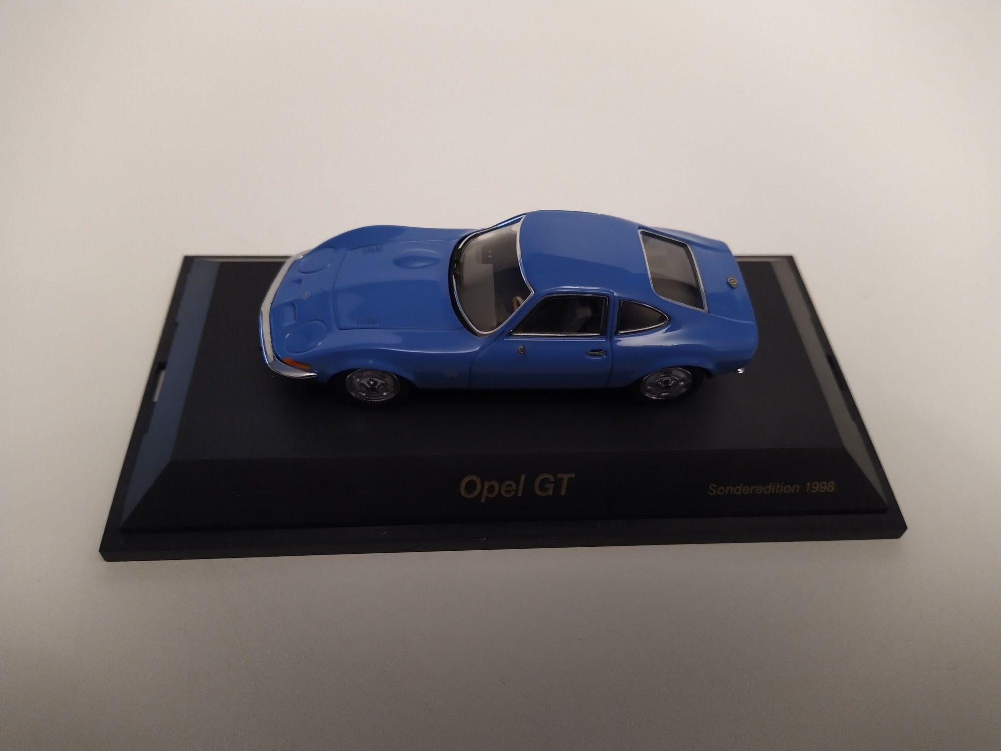 Opel GT Skala 1:43 Schuco