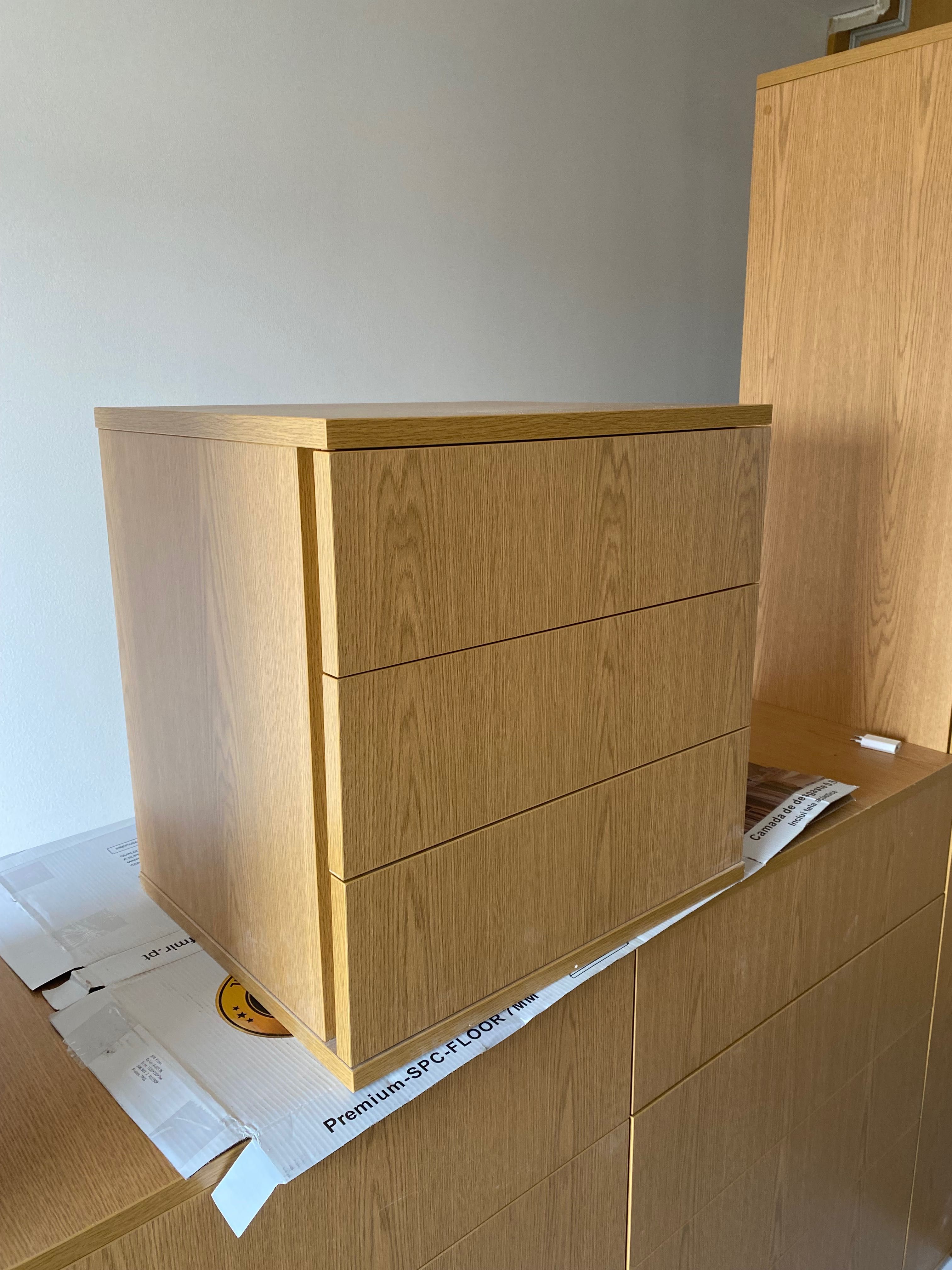 Mobília de quarto, cama com colchão, 2 mesas de cabeceira e cómoda