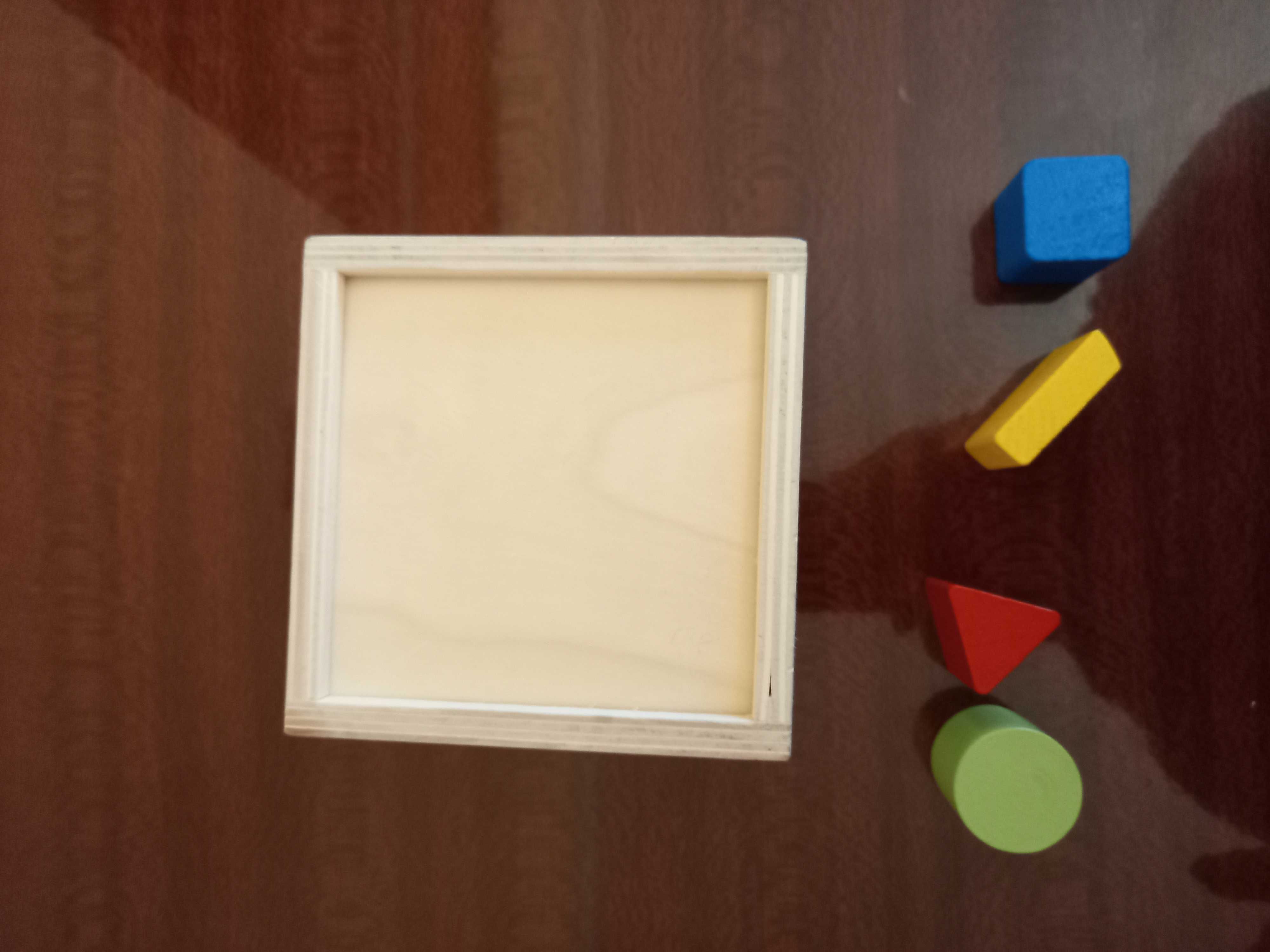 деревянный кубик с геометрическими фигурами