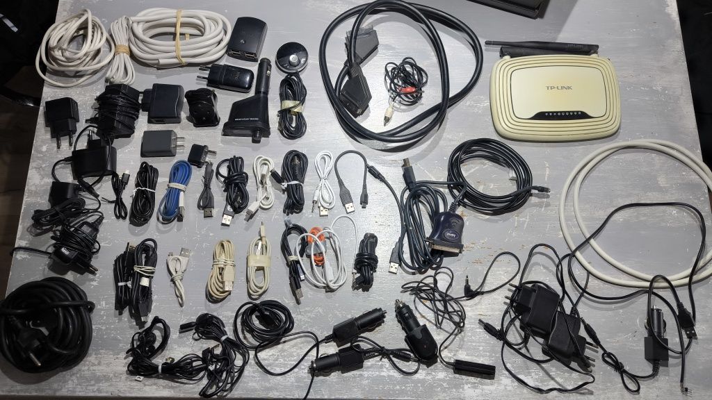 Kable usb, ładowarki, zasilacze, router - zestaw