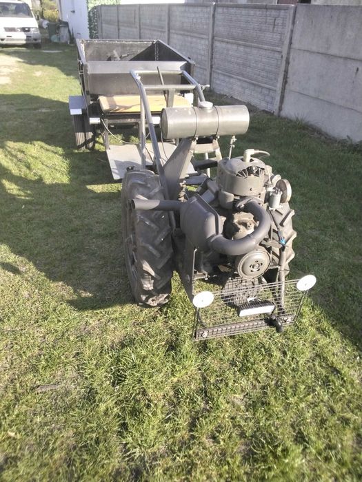 Dzik, traktor ogrodowy, ciągnik z przyczepką, pługiem, radłem i silnik