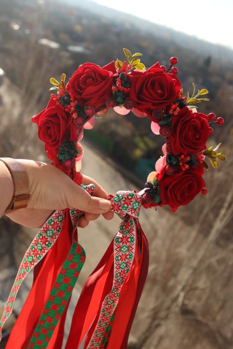 Пишний квітковий трояндовий віночок із стрічками орнамент