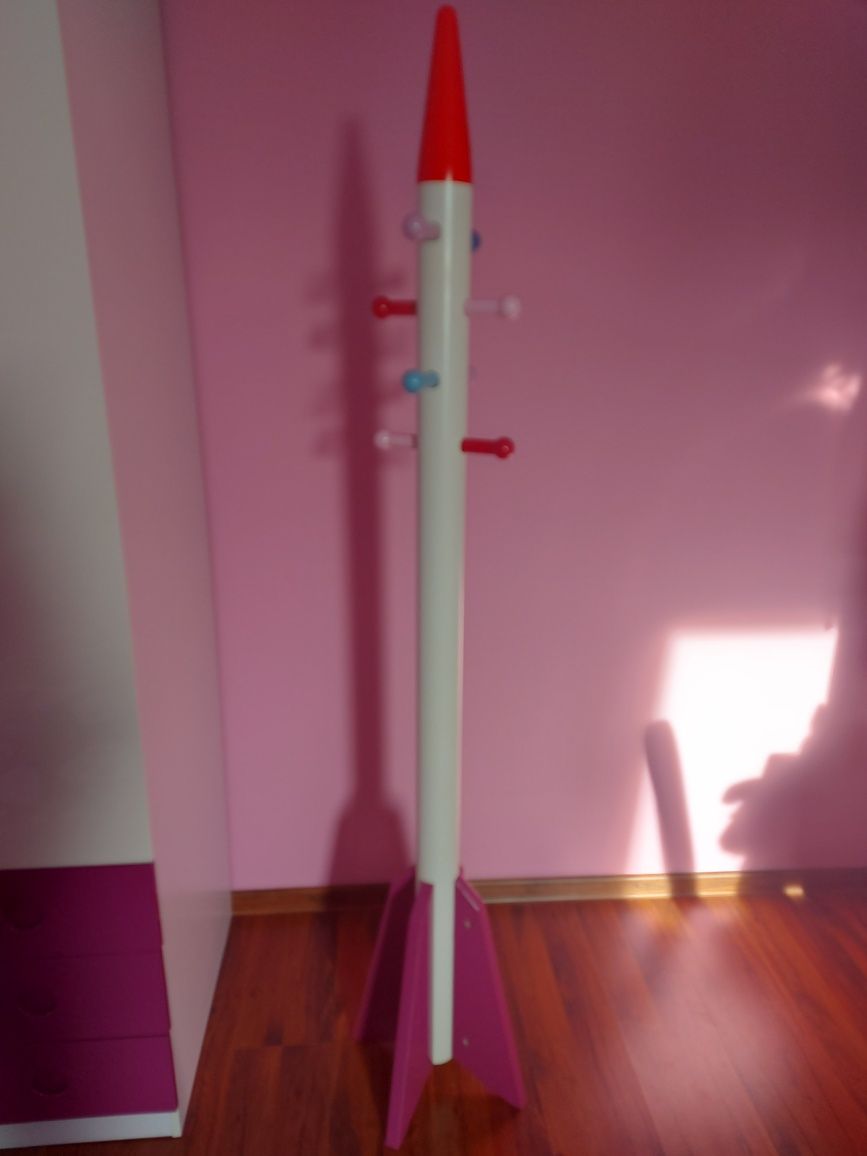 Zestaw mebli szafa, regał, biurko, szafka nocna, wieszak, krzesło.