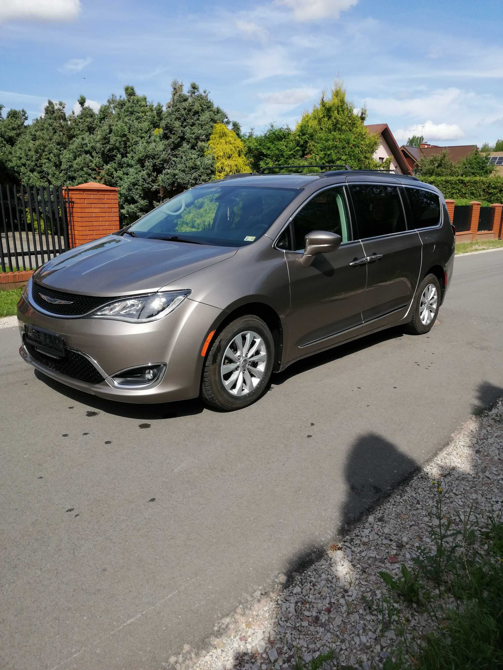 CHRYSLER Pacifika Turning L