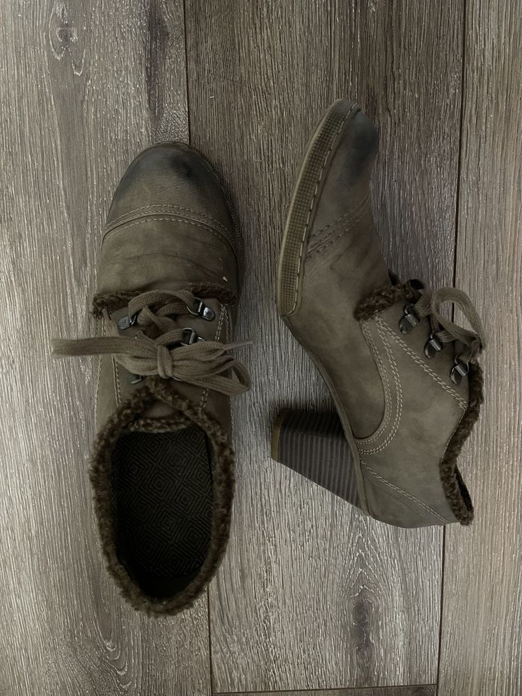 Buty/botki na obcasie