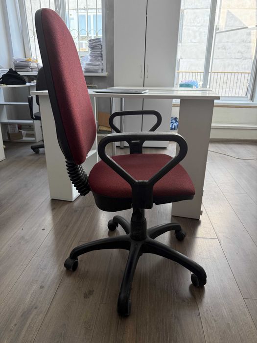 Стілець офісний червоний та чорний
