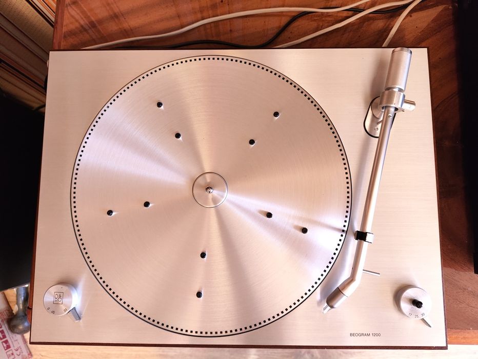 Beogram 1200 проигрыватель пластинок Bang & Olufsen, видео работы