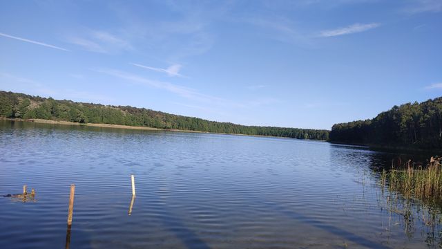 Działka z domkiem nad jeziorem