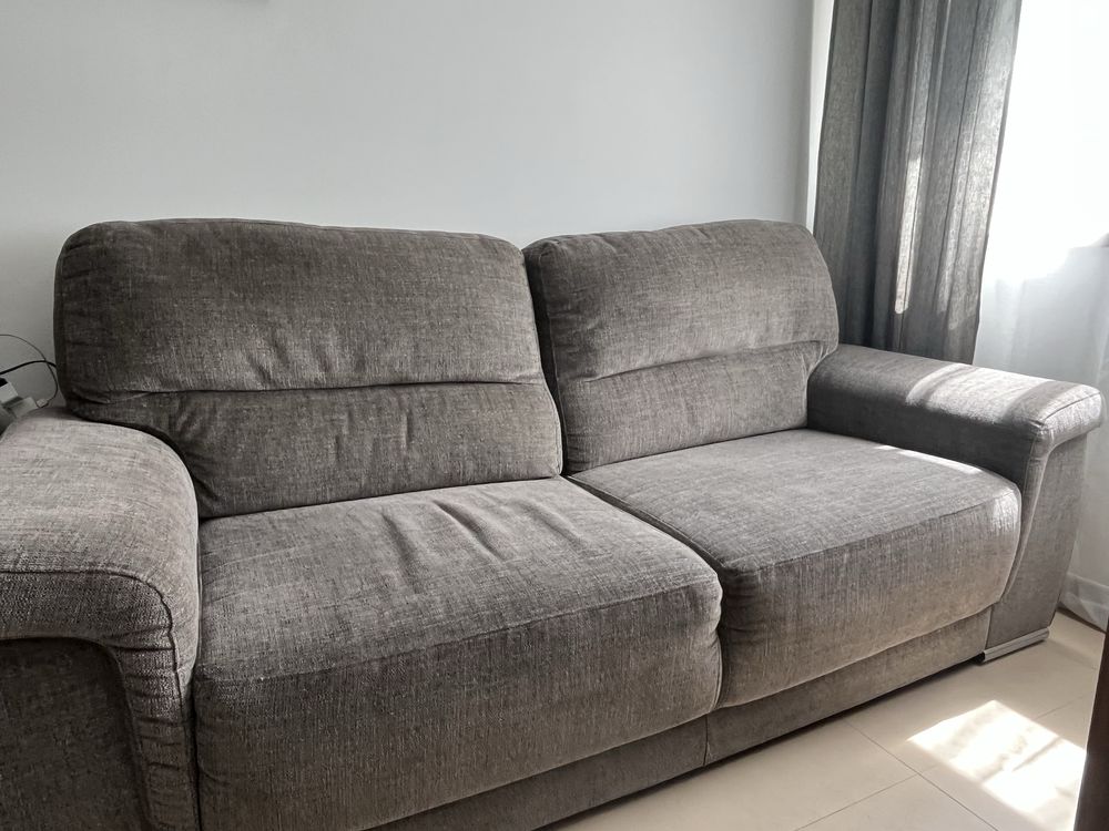 Sofa cizento tres lugares