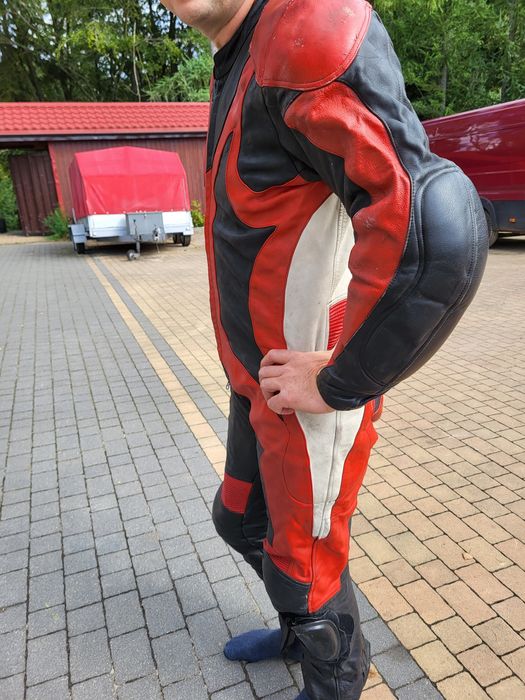 Prawdziwa czerwona skóra na motocykl, motor, jednoczęściowy kombinezon