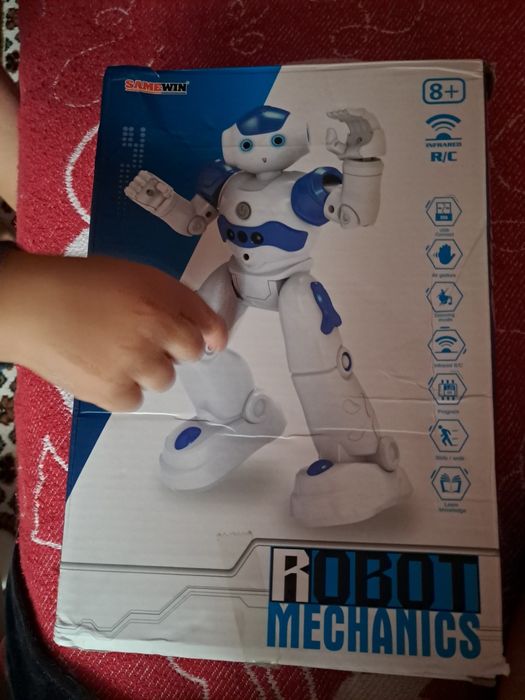 Робот на пульту )))