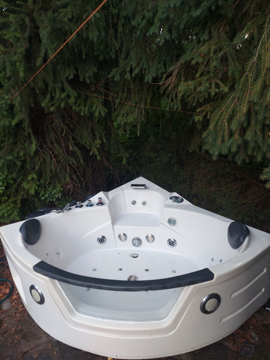 jacuzzi, wanna z masażem wodnym i powietrznym