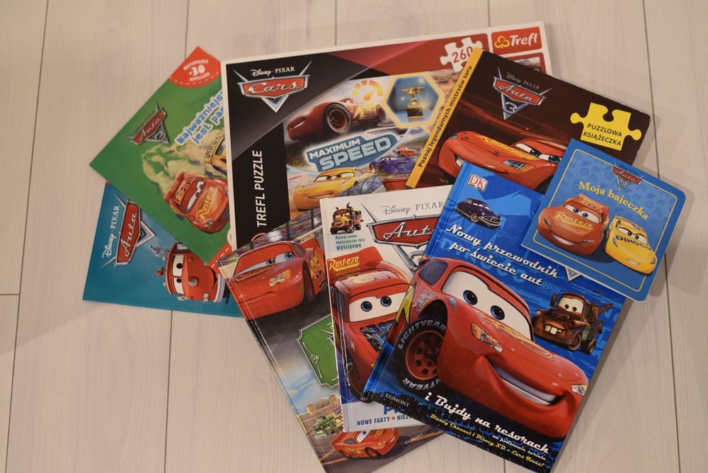 Auta Zygzak McQueen Cars. Megazestaw puzzli książek dla fanów Zygzaka
