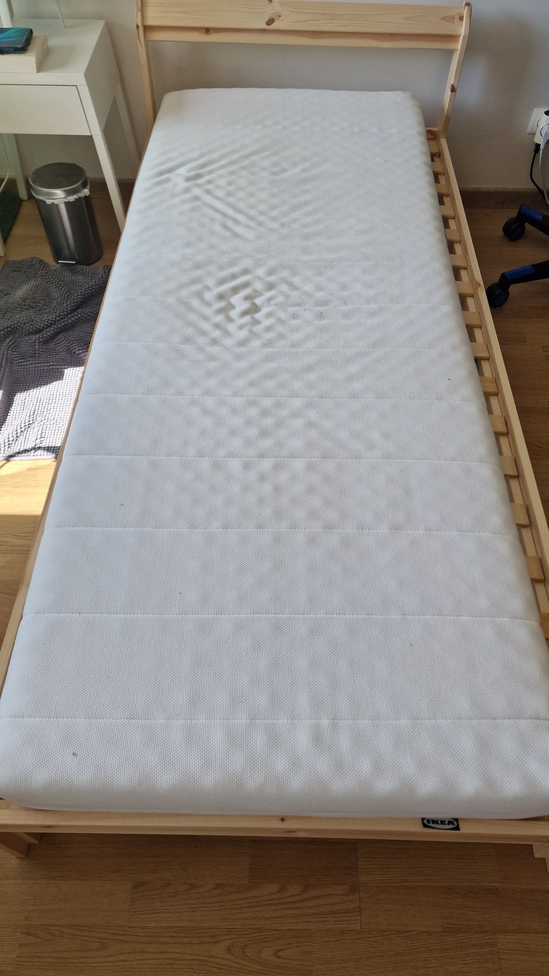 Cama individual IKEA (com estrado e colchão)