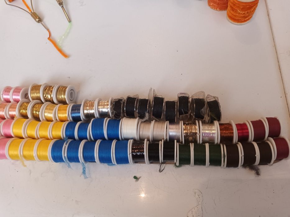 Szpule nici do wiązania much wedkarskich