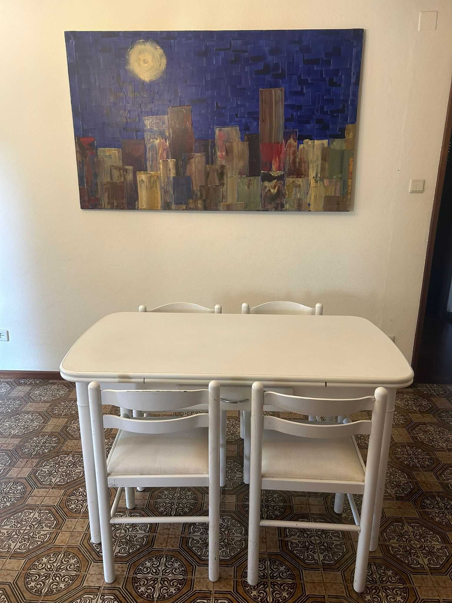 Mesa ajustável com 4 cadeiras