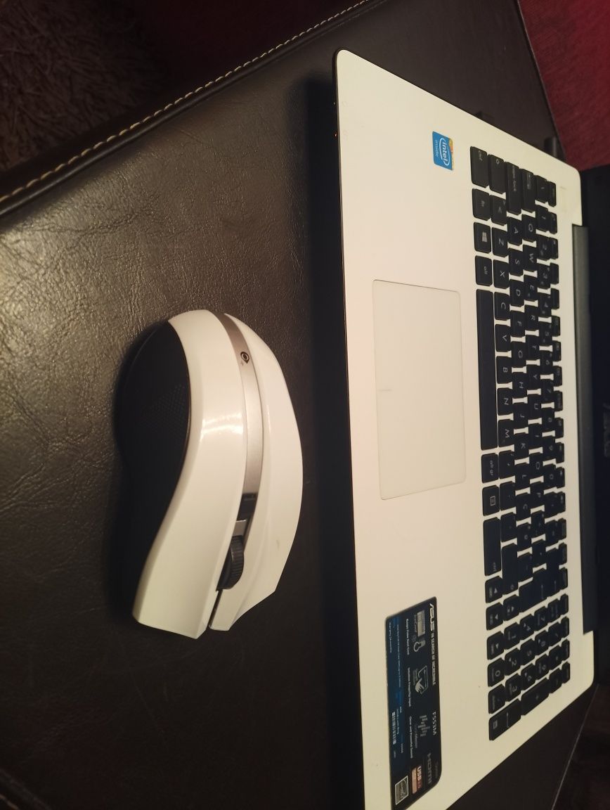 Computador ASUS branco