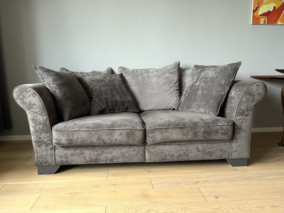Wygodna i elegancka, szara sofa