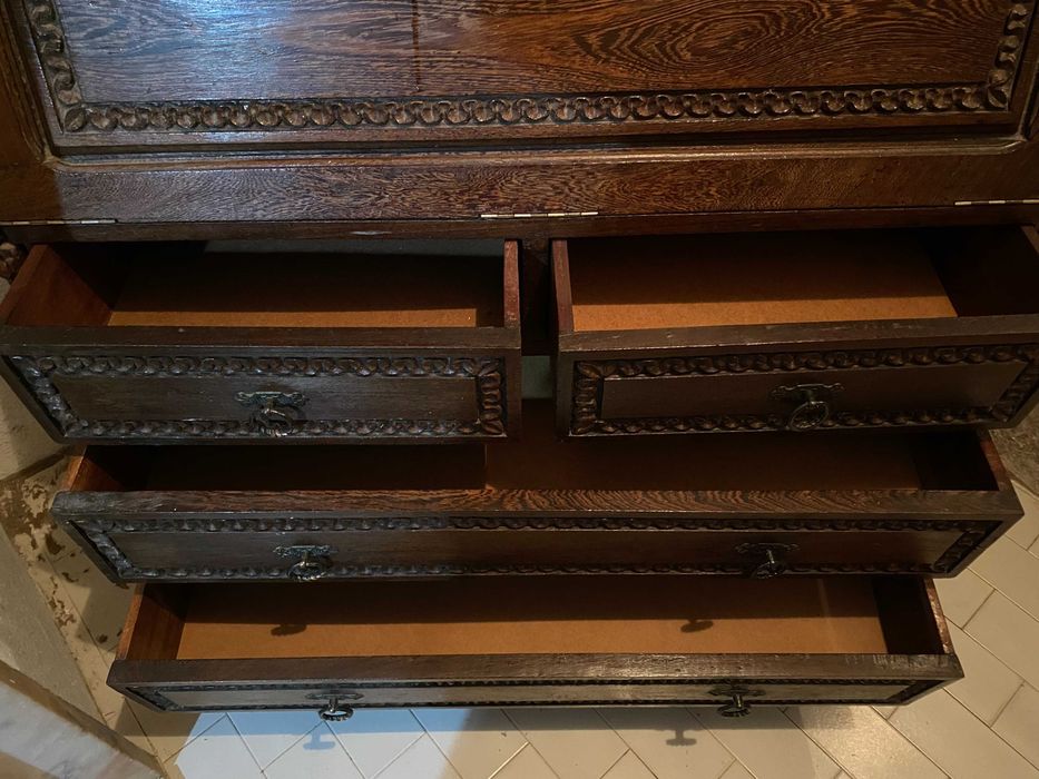 Belo Móvel para livros etc /Armário/Antiguidade/de Africa. Castanho