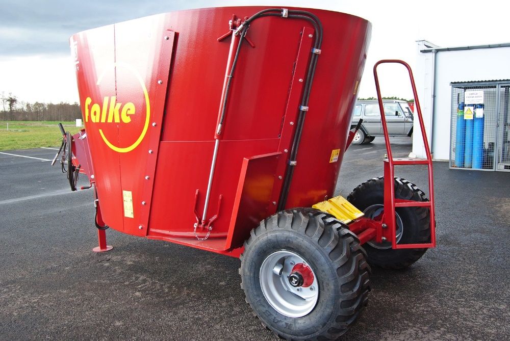 Wóz paszowy do NISKICH OBÓR paszowóz FALKE Mix 8 Młody Rolnik oferty