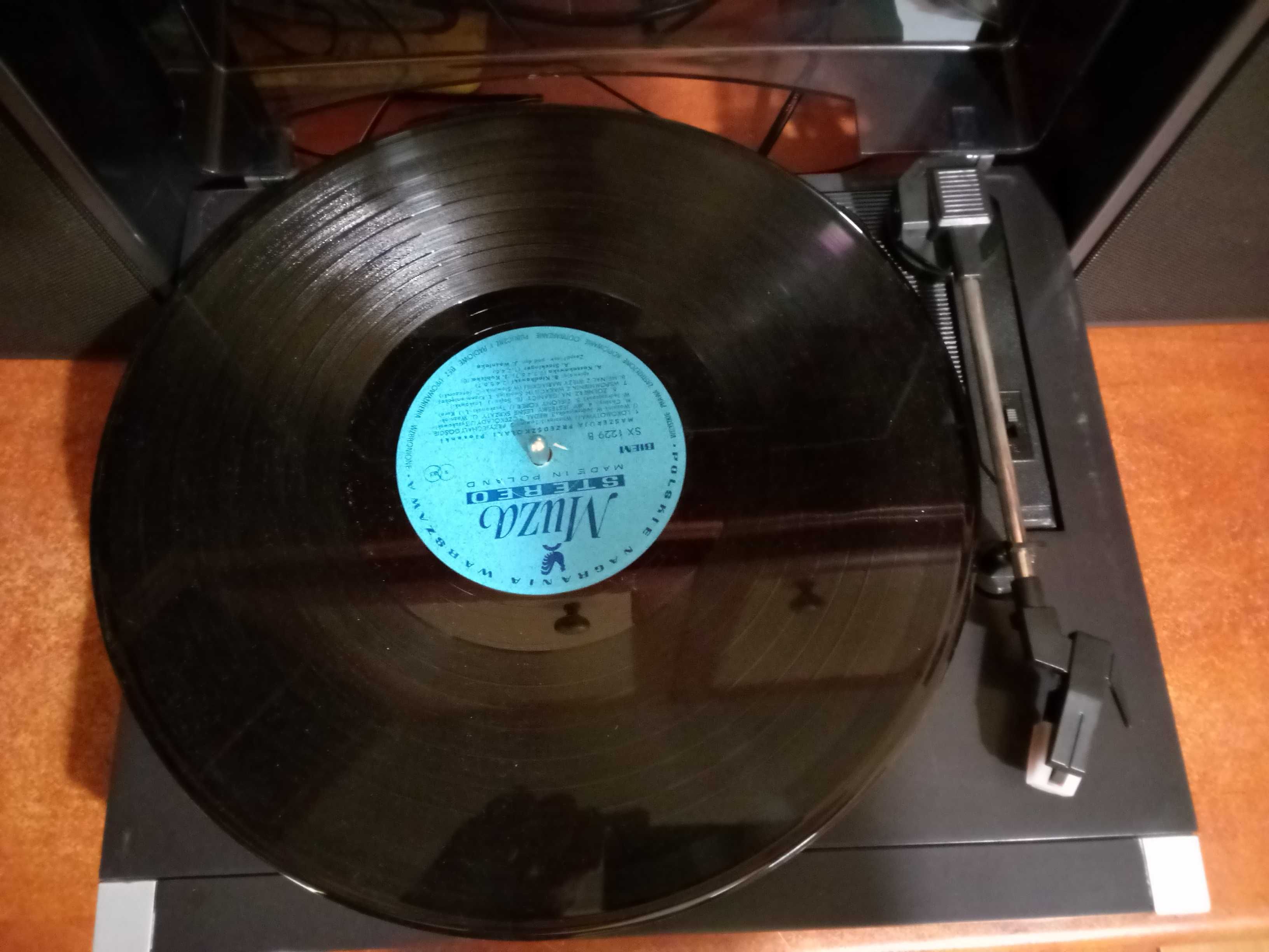 Gramofon ze wzmacniaczem i kolumnami