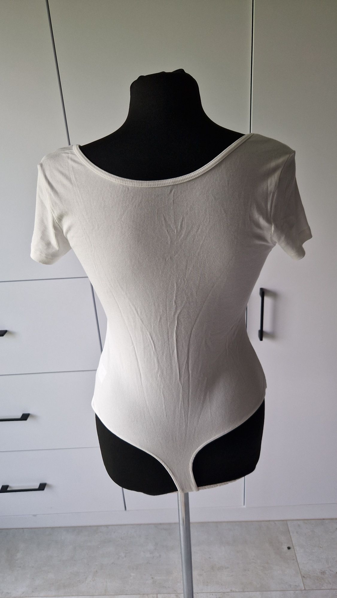 Biale body r 36 prążek