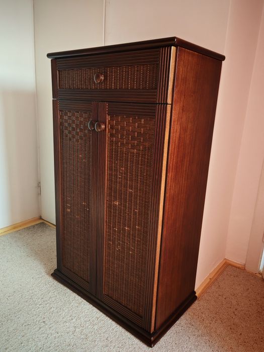 Piękna drewniana komoda z rattanowymi frontami