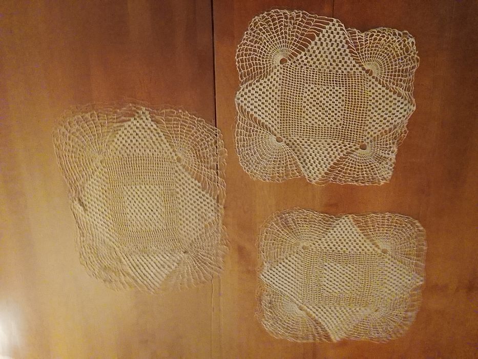 Conjunto de três naperons beje em crochê, lgeitos á mão, em linha 20