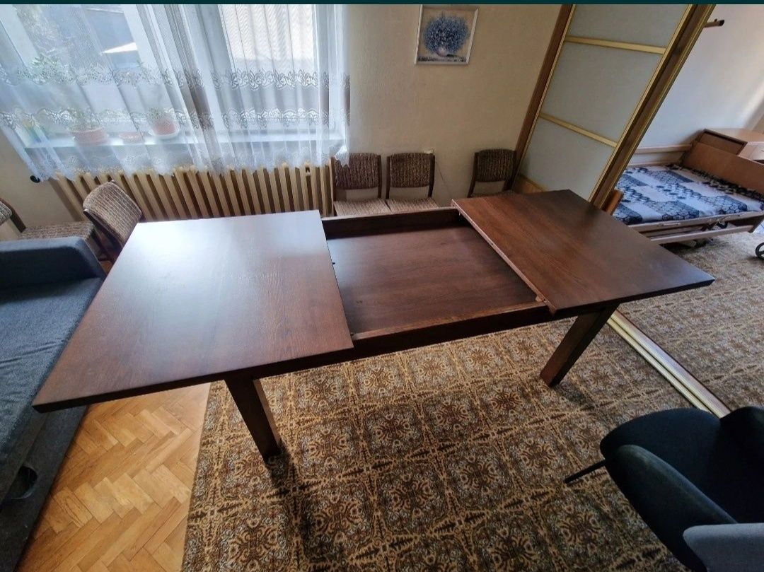 Solidny drewniany stół