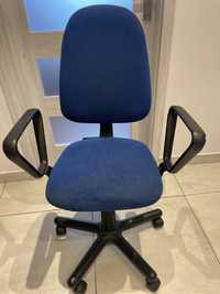 Krzeslo biurowe ma kółkach, niebieskie