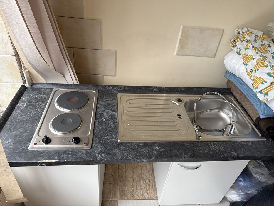 Столешниця з плиткою електро та мойкою з краном.