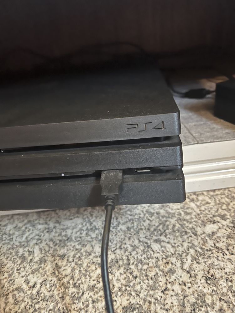 Ps4 Pro 1Tb + Comando Edição Especial